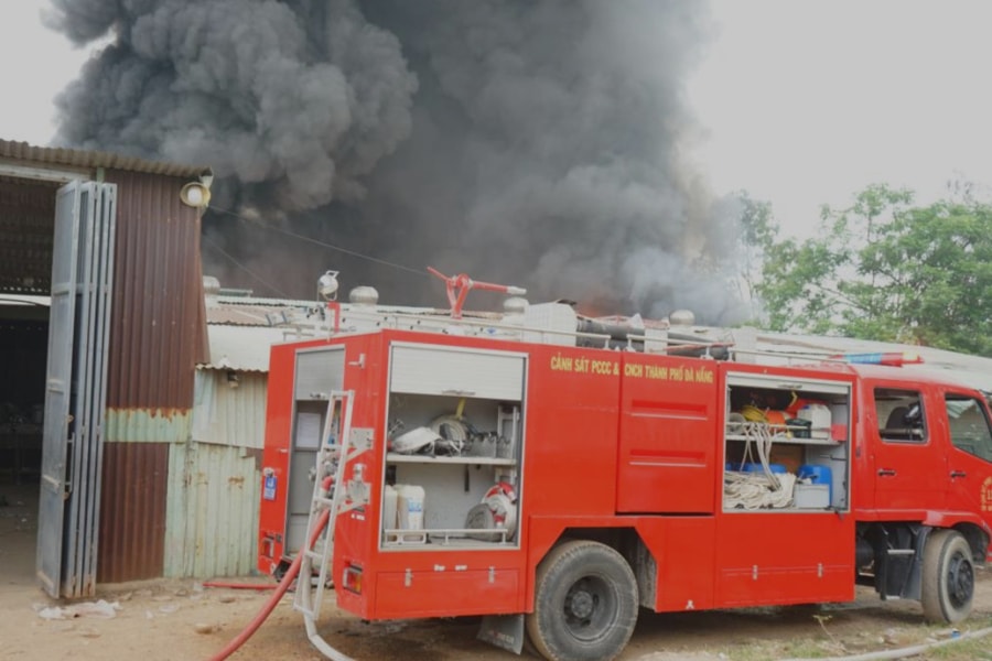 Đà Nẵng: Cháy lớn tại xưởng phế liệu