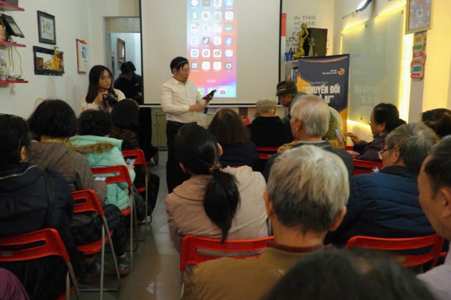 Lớp học AI đặc biệt: Khi người cao tuổi làm bạn với công nghệ