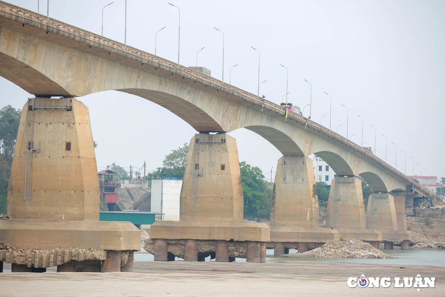 Mực nước sông Hồng, sông Đà giảm khiến 2 cây cầu nghìn tỷ trơ móng