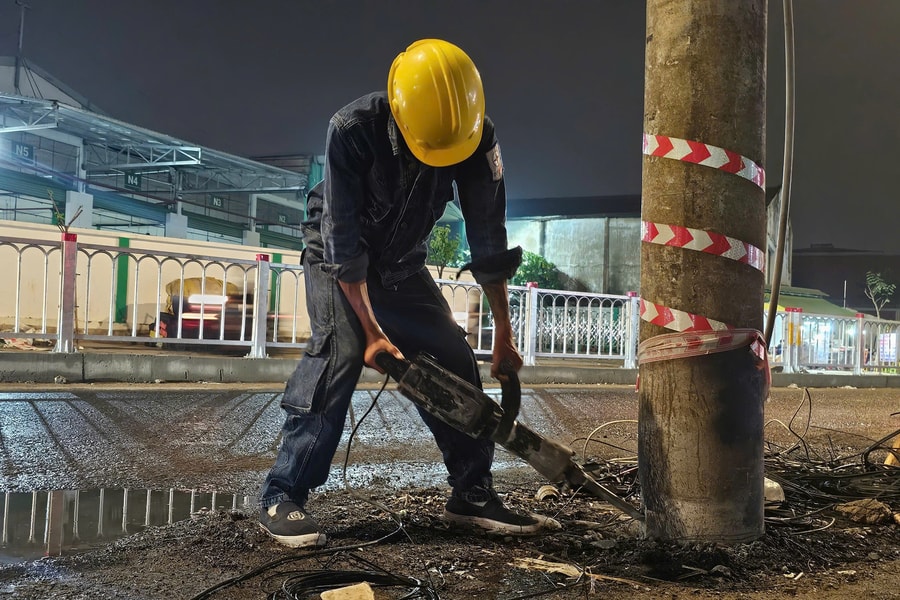 Xuyên đêm di dời loạt trụ điện nằm 'án ngữ' trên tuyến đường 2.300 tỷ đồng ở TP HCM
