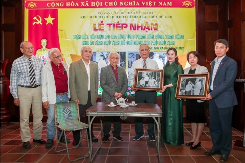 Tiếp nhận hiện vật quý về Chủ tịch Hồ Chí Minh
