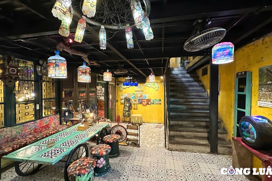 Độc đáo không gian quán cà phê đồ tái chế tại Hà Nội