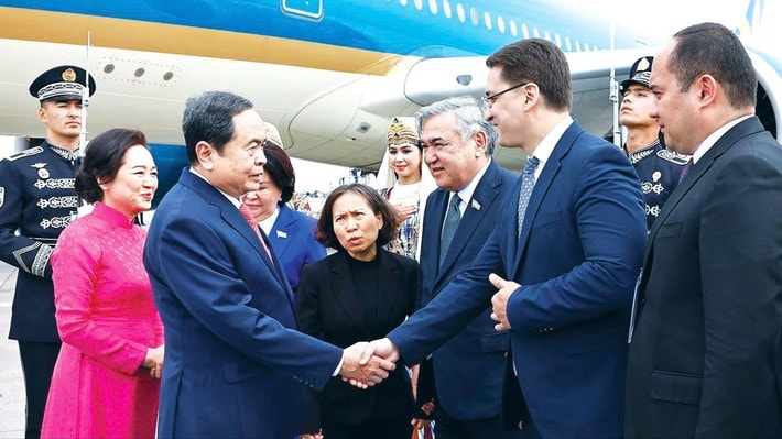 Chủ tịch Quốc hội bắt đầu tham dự Đại hội đồng IPU-150, thăm Uzbekistan