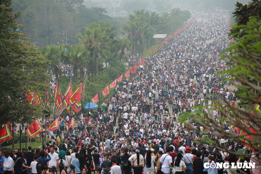 Biển người đổ về đền Hùng trước ngày chính lễ giỗ Tổ