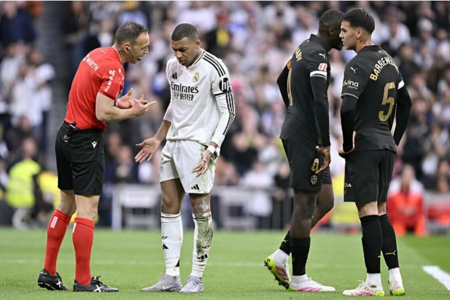 Vinicius đá hỏng penalty, Real Madrid thua đáng tiếc trước Valencia trên sân nhà