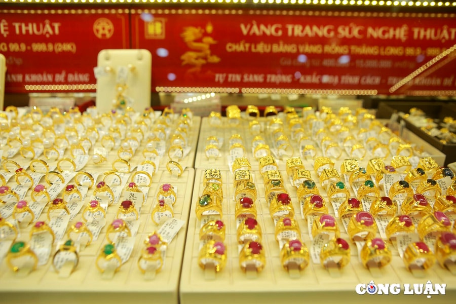 Giá vàng giảm mạnh, rời đỉnh lịch sử