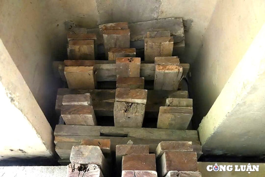 Nguy cơ từ khe co giãn hư hỏng, cầu Rác được 'chống đỡ' bằng ván gỗ