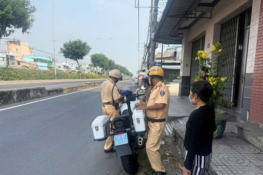 Nhiều người đi bộ sai quy định bị CSGT xử phạt