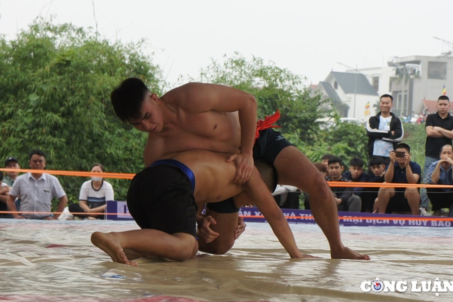 Trai làng cởi trần tranh tài ở sới vật làng Giá