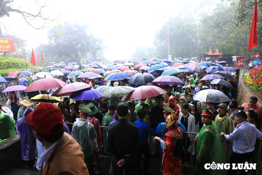 Hàng vạn người dân đội mưa đổ về Đền Hùng ngày giỗ Tổ