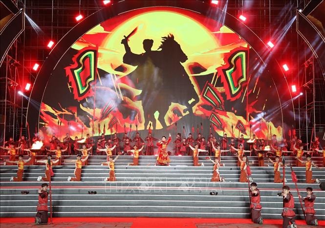 Rực rỡ đêm khai mạc Lễ hội Hoa Lư 2025: Khơi nguồn đế đô, lan tỏa giá trị nghìn năm