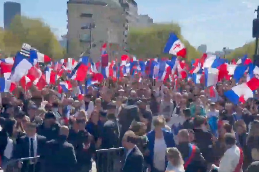 Lãnh đạo cực hữu Le Pen chưa từ bỏ tranh cử tổng thống Pháp, căng thẳng gia tăng