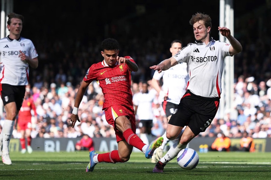Liverpool gục ngã trước Fulham, Tottenham tiễn Southampton xuống hạng