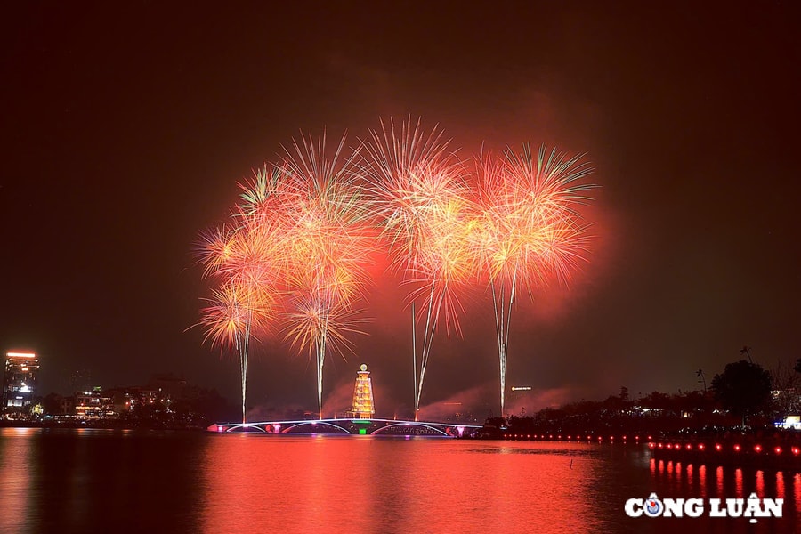 Hàng vạn người dân 'mãn nhãn' với màn pháo hoa chào mừng Lễ hội đền Hùng 2025