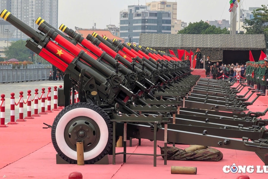Người dân TP HCM thích thú xem diễn tập khai hoả dàn đại bác phục vụ đại lễ 30/4
