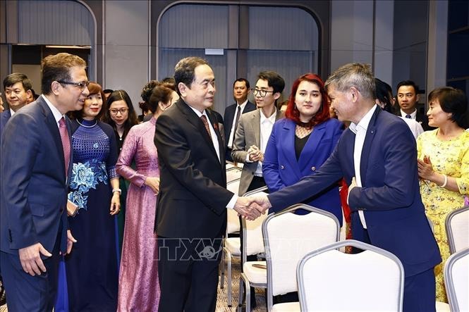 Chủ tịch Quốc hội Trần Thanh Mẫn gặp gỡ đại diện cộng đồng người Việt Nam tại Uzbekistan