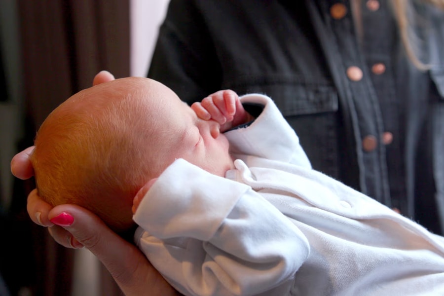 Người phụ nữ đầu tiên ở Anh sinh con nhờ tử cung cấy ghép