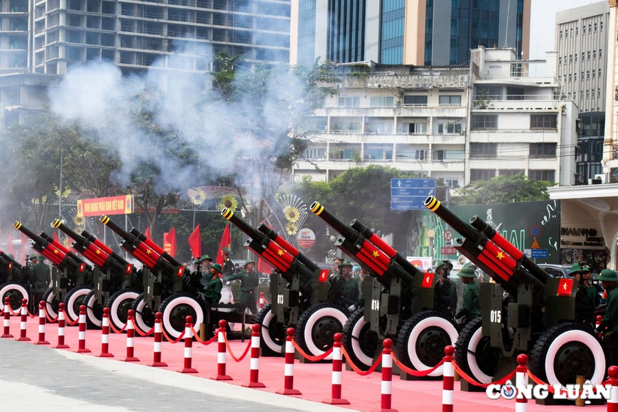 Đội pháo lễ đội nắng bên dàn đại bác tập luyện phục vụ lễ kỷ niệm 30/4