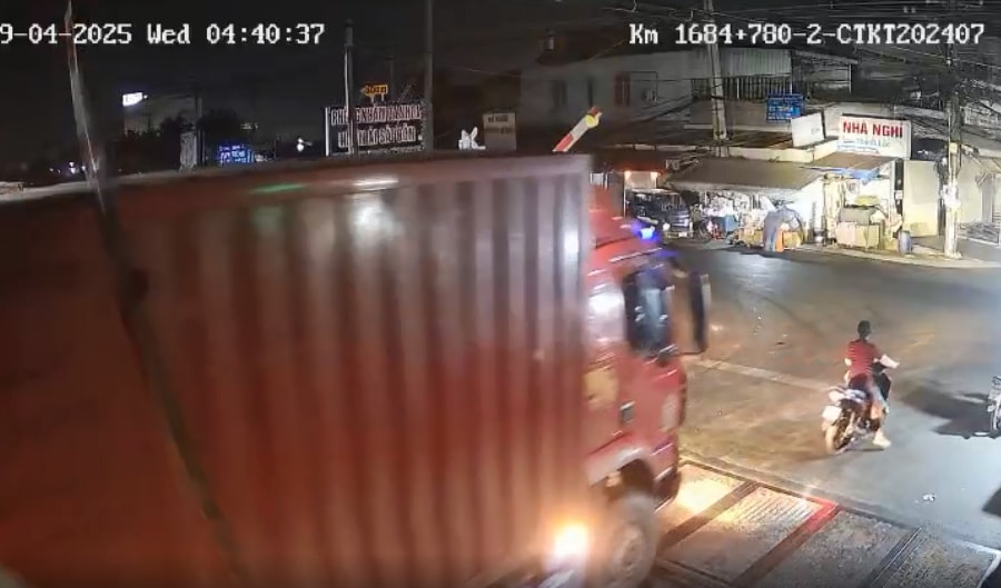 Báo động tình trạng ô tô vi phạm cố tình vượt qua đường ngang