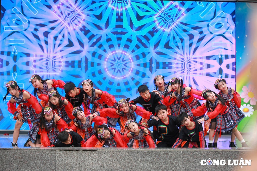 Hà Nội: "Ngắm" dàn nghệ sĩ nhí biểu diễn "Vũ điệu sân trường"