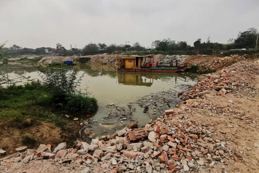 Hà Nội: Kiểm tra phản ánh tình trạng đổ trộm phế thải lấn sông Hồng