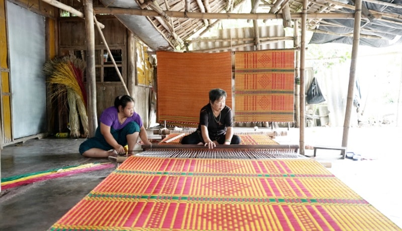Nghề dệt chiếu Cà Hom chính thức là di sản quốc gia