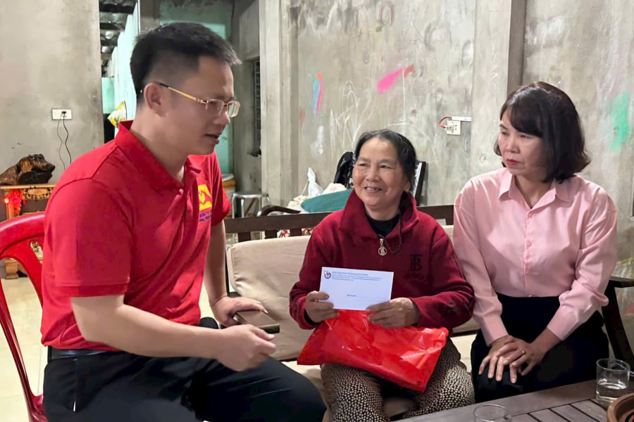 Hội Nhà báo tỉnh Quảng Ninh: Trao quà tri ân gia đình liệt sỹ, nhà báo lão thành tại Quảng Bình, Quảng Trị