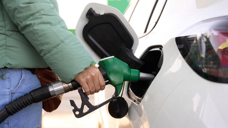 Phải làm gì khi dầu diesel lẫn vào động cơ xăng?