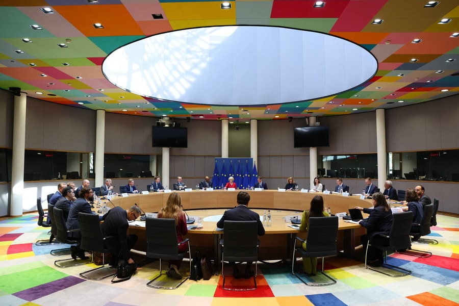 Liên minh châu Âu tạm dừng trả đũa sau khi Mỹ hoãn thuế quan