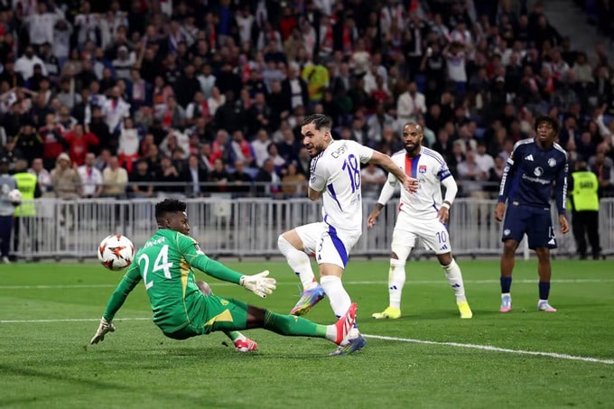 Onana hóa 'tội đồ', MU đánh rơi chiến thắng trước Lyon phút cuối