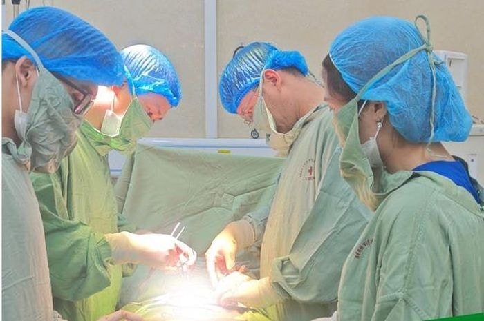 Phát hiện khối u buồng trứng khủng ở nữ sinh 18 tuổi