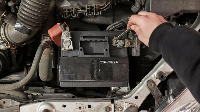 Cách sạc ắc quy ô tô mà không cần bộ sạc