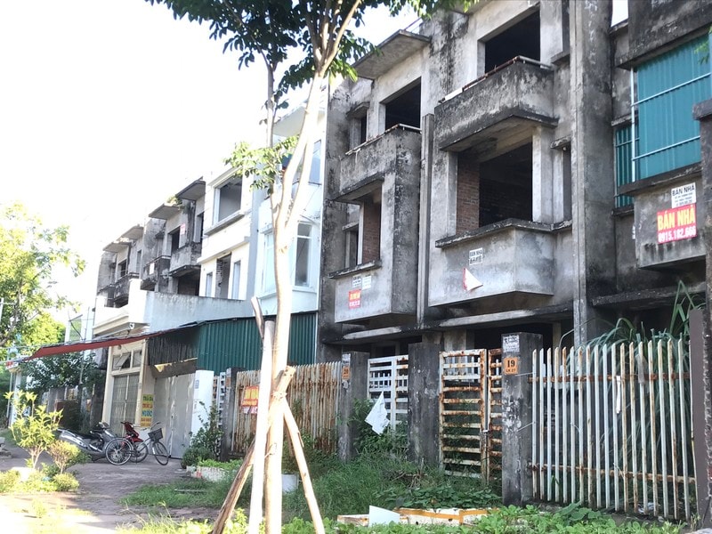 Nhà liền kề bỏ hoang nhiều năm được rao bán với mức giá tăng tới 30%