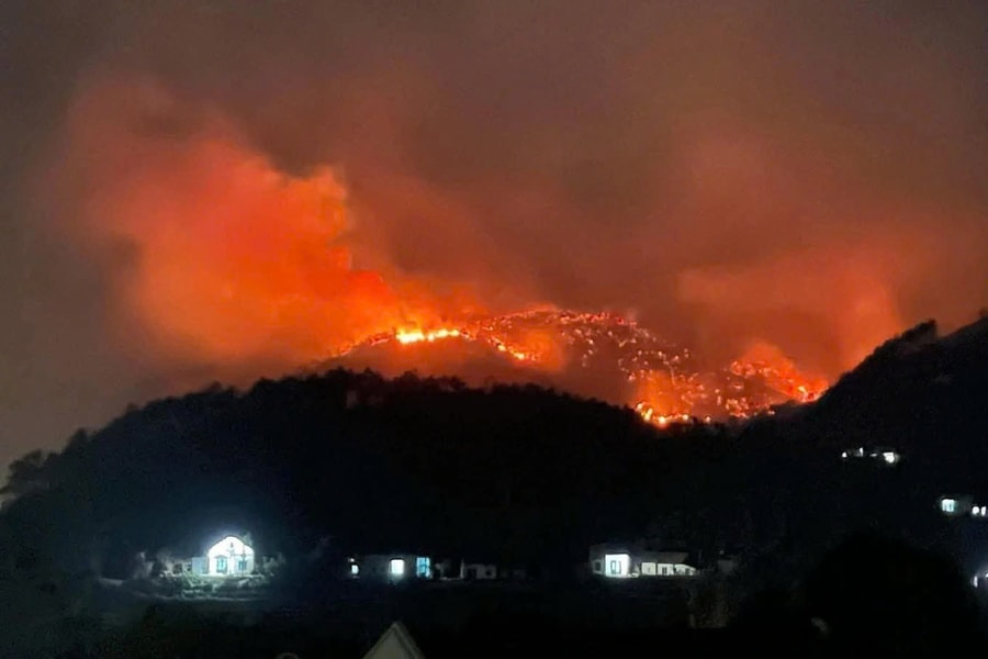 Cháy lớn 2 điểm rừng, Quảng Ninh huy động hàng trăm người dập lửa