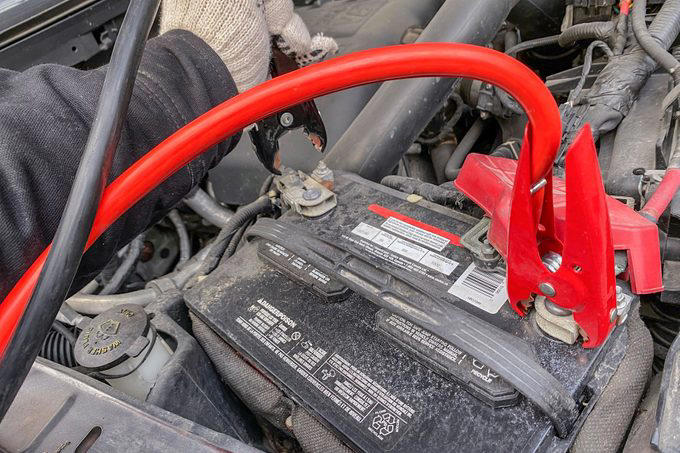 Cách khởi động xe bằng cáp nối an toàn