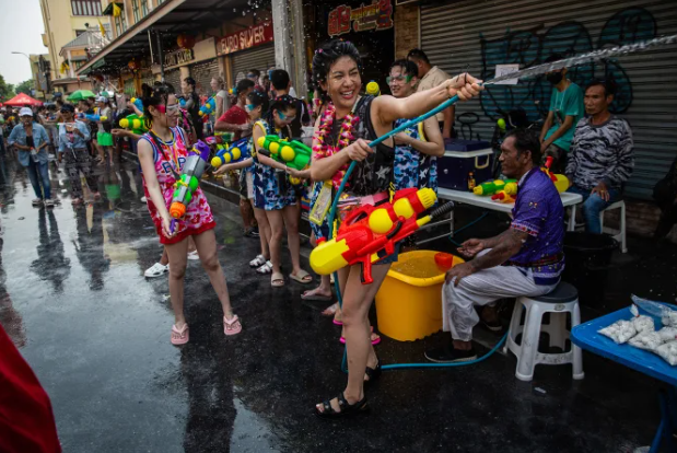 Lễ hội Songkran giúp người dân giải nhiệt trong cái nóng ở Thái Lan