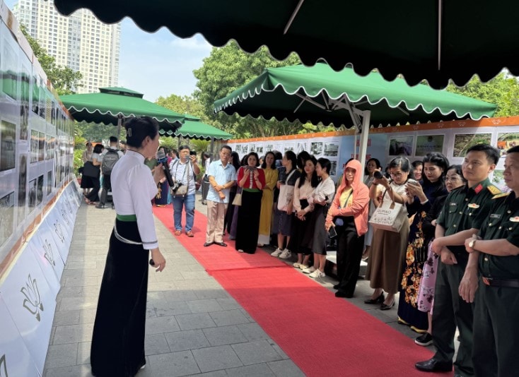 Khắc họa Bác Hồ, sống lại chiến thắng Điện Biên và đại thắng mùa Xuân qua hai triển lãm tại TP HCM