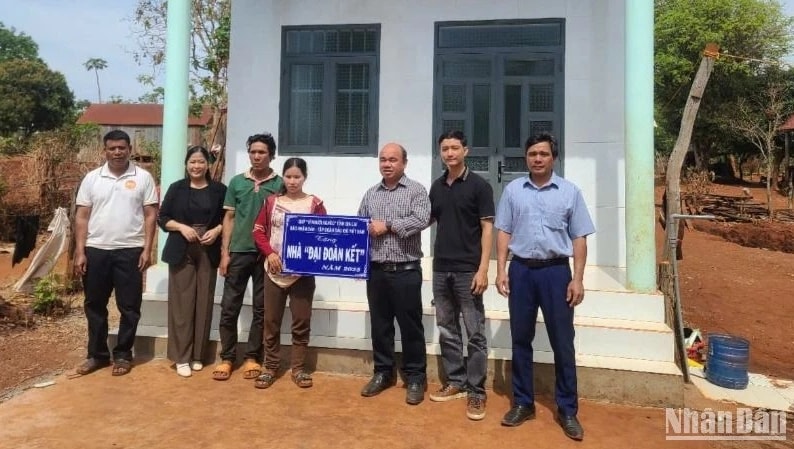 Báo Nhân Dân bàn giao nhà Đại đoàn kết tại tỉnh Gia Lai