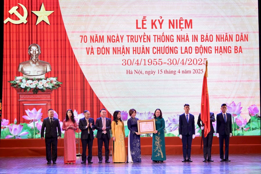 70 năm cống hiến: Nhà in Báo Nhân Dân Hà Nội nhận Huân chương Lao động hạng Ba lần thứ hai