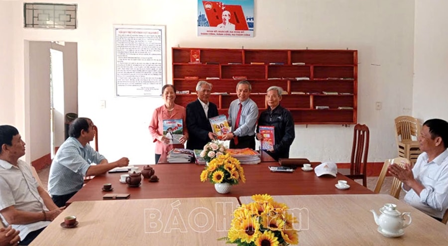Hội nhà báo tỉnh Hà Nam tặng báo, tạp chí cho thư viện thôn Vực Trại Nhuế