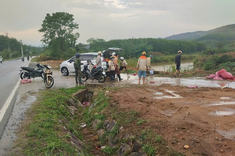 Kon Tum: Sét đánh trúng chòi rẫy, 7 người thương vong