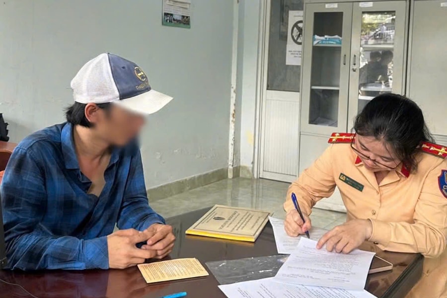 Tài xế xe tải lạng lách, tạt đầu các phương tiện trên Đại lộ Phạm Văn Đồng