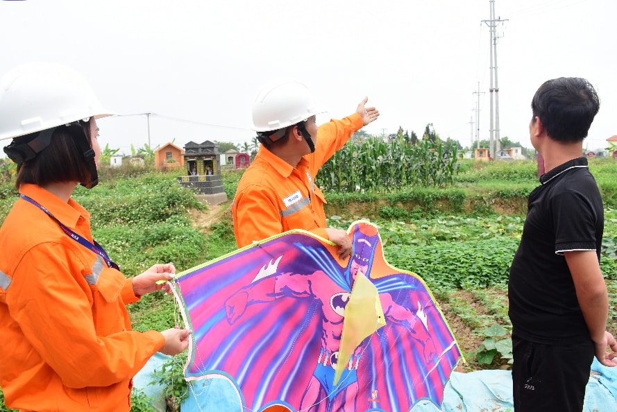 EVNHANOI khuyến cáo người dân không thả diều gần hành lang an toàn lưới điện