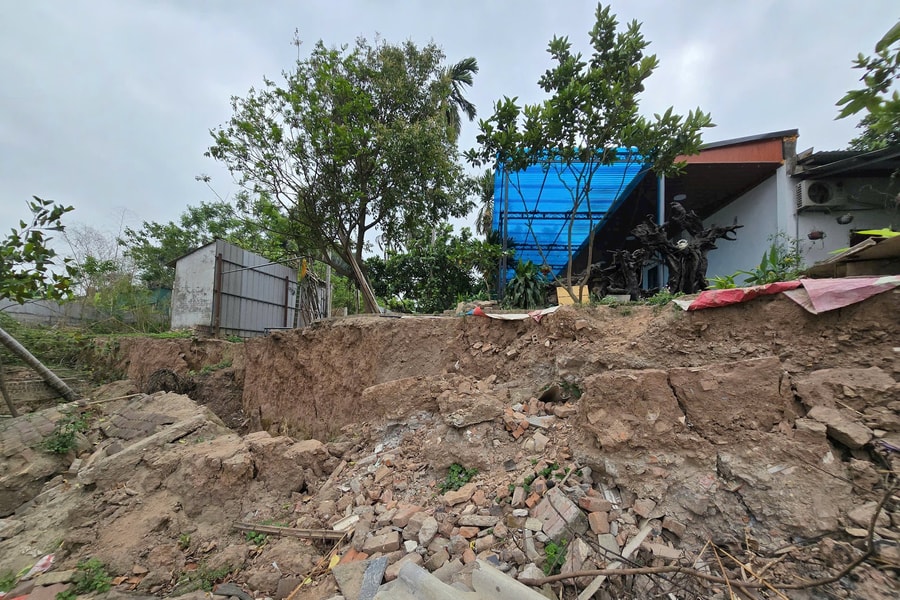 Cận cảnh bờ sông Đuống sạt lở, khiến Hà Nội ban hành thông báo khẩn