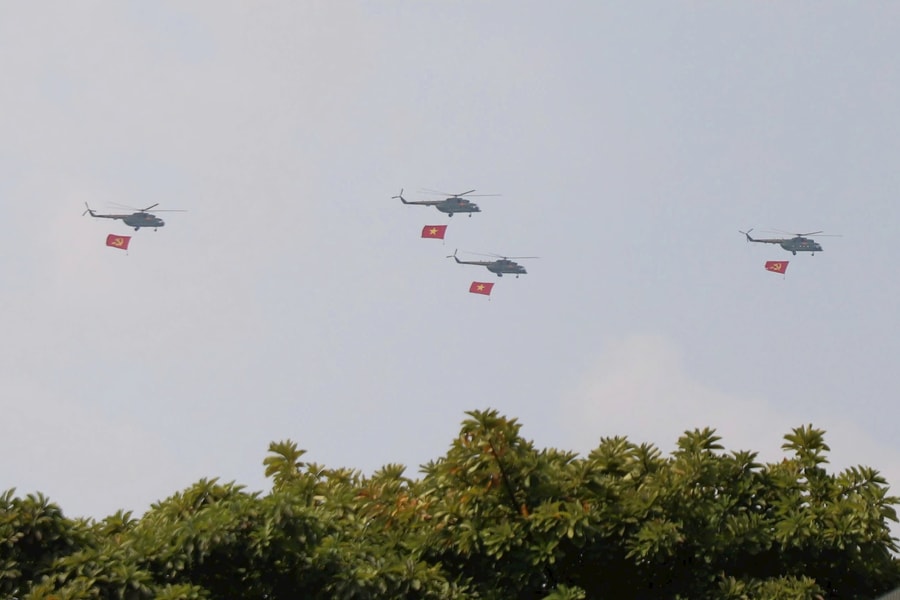 Người dân hào hứng xem máy bay thả cờ trên bầu trời TP HCM