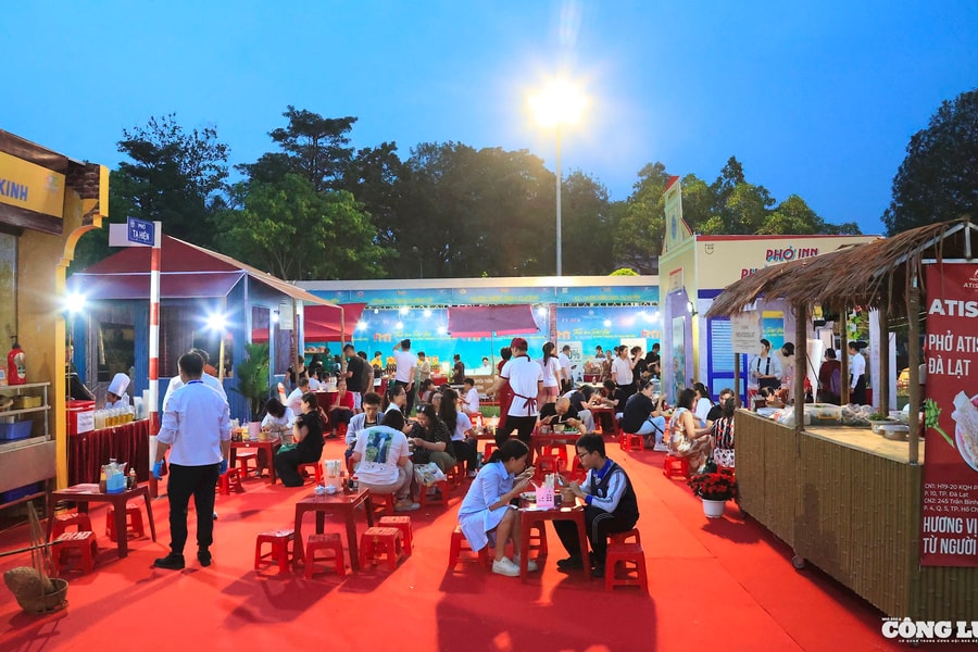 Du khách thích thú trải nghiệm Festival Phở năm 2025