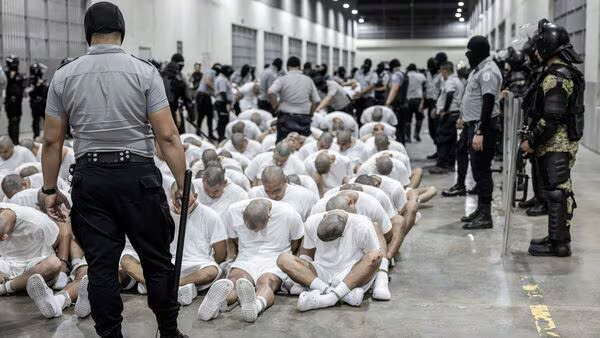 Tòa Tối cao Mỹ kịp ngăn lệnh trục xuất người nhập cư lúc nửa đêm