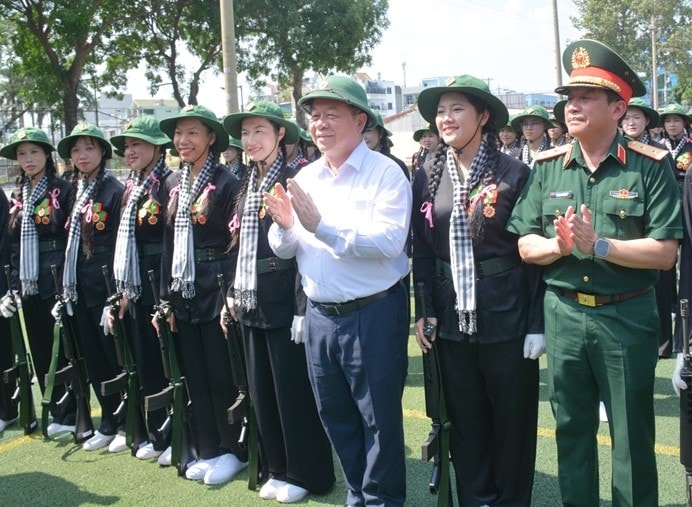 Trưởng Ban Tuyên giáo và Dân vận TW thăm lực lượng tham gia diễu binh, diễu hành