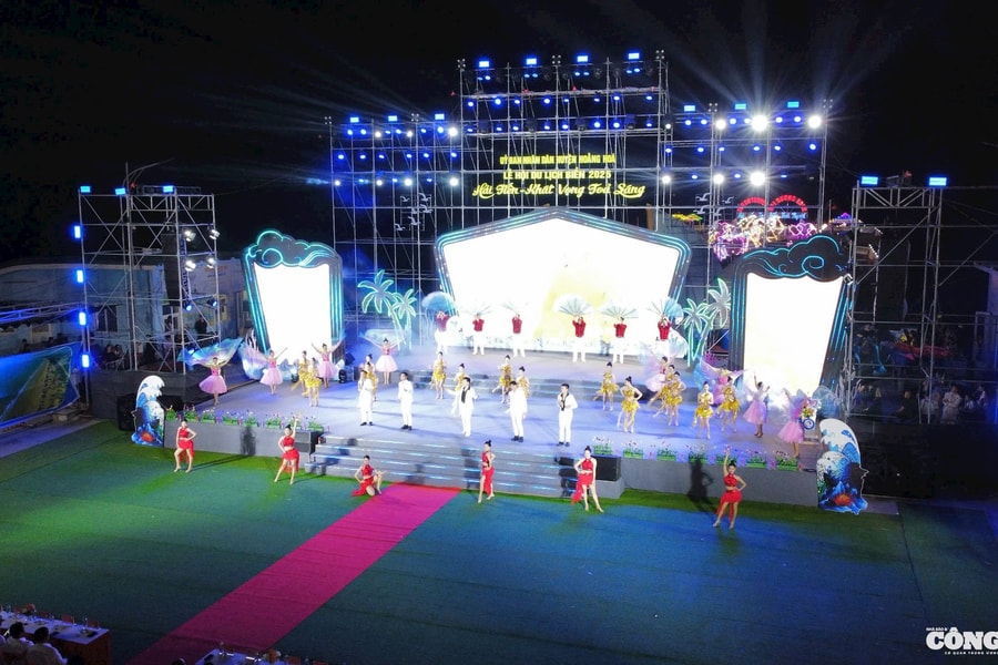 Thanh Hóa: Hàng ngàn người dân và du khách tham dự Lễ hội du lịch biển Hải Tiến năm 2025