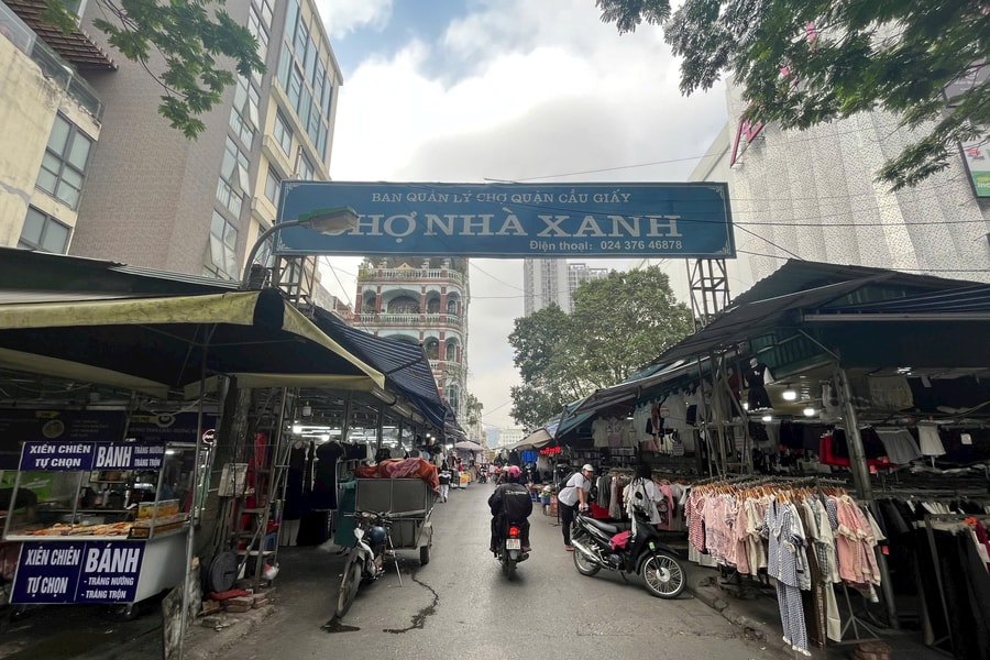 Thu giữ hàng trăm sản phẩm nghi 'nhái' Gucci, Dior, Adidas... tại Chợ Nhà Xanh